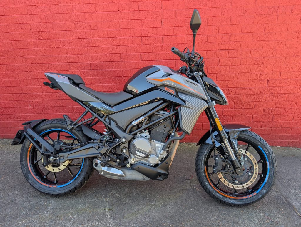 CFMOTO 300NK, 2023, 15285 km, registered until 10/11/2026, new tyres, full service history, 3-month dealer warranty.